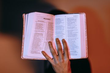 18 Bible Verses to Live a Holy Life (And 3 Ways to Use Them)